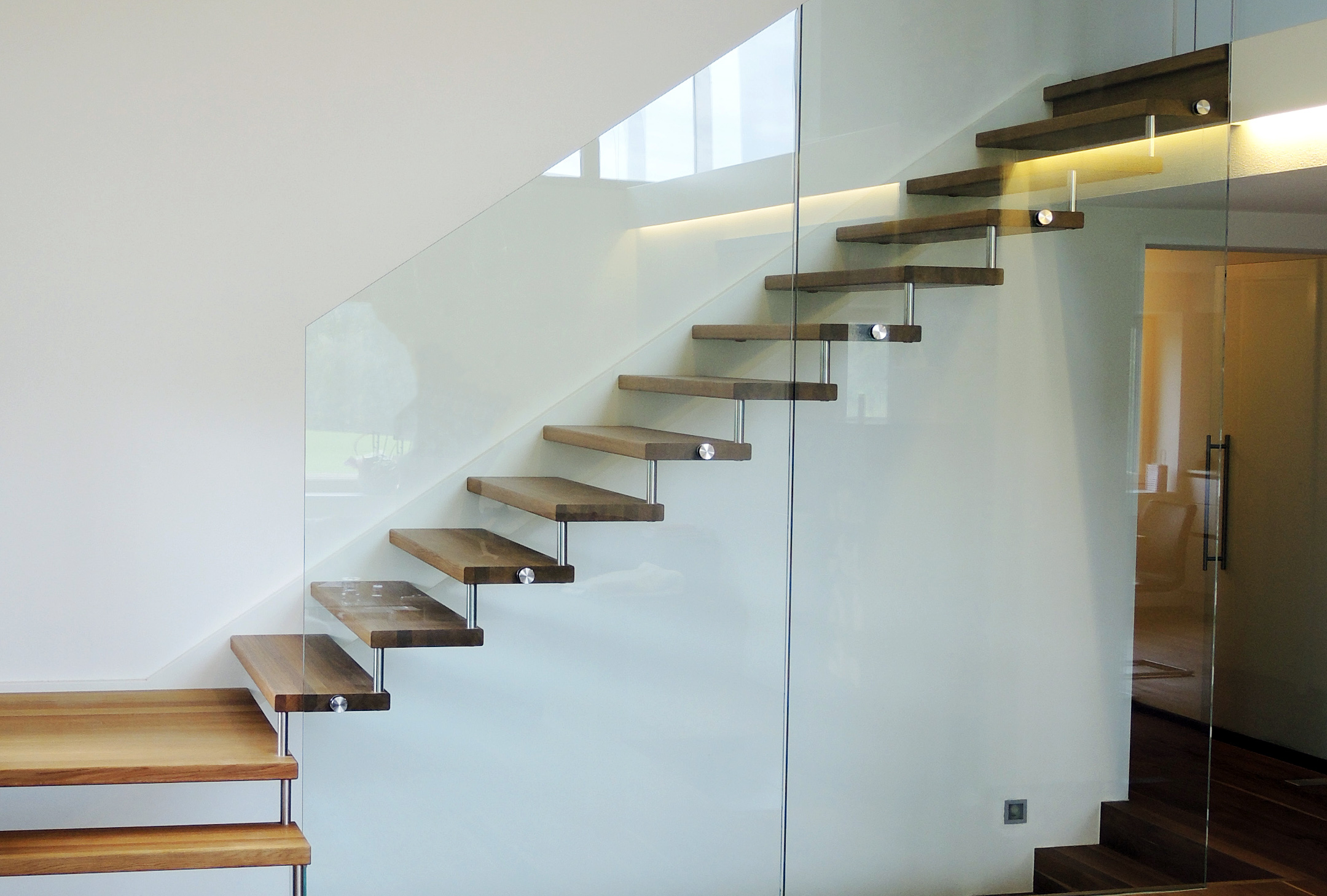 eine moderne klassische freitragende treppe mit Glasgeländer
